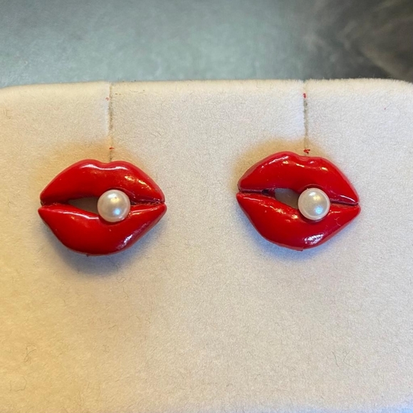 Betsey Johnson Jewelry - BETSEY JOHNSON | STUD LIP & PEARL